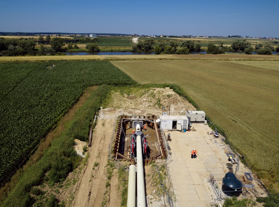 Trwają prace budowlane związane z instalacją gazociągu Zdzieszowice-Wrocław pod rzeką Odrą w Kątach Opolskich.. Fot. Gaz- System