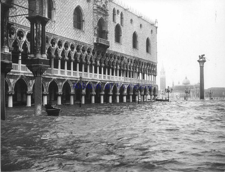 Acqua Alta w Wenecji w 1966 roku. Źródło: Wikicommons