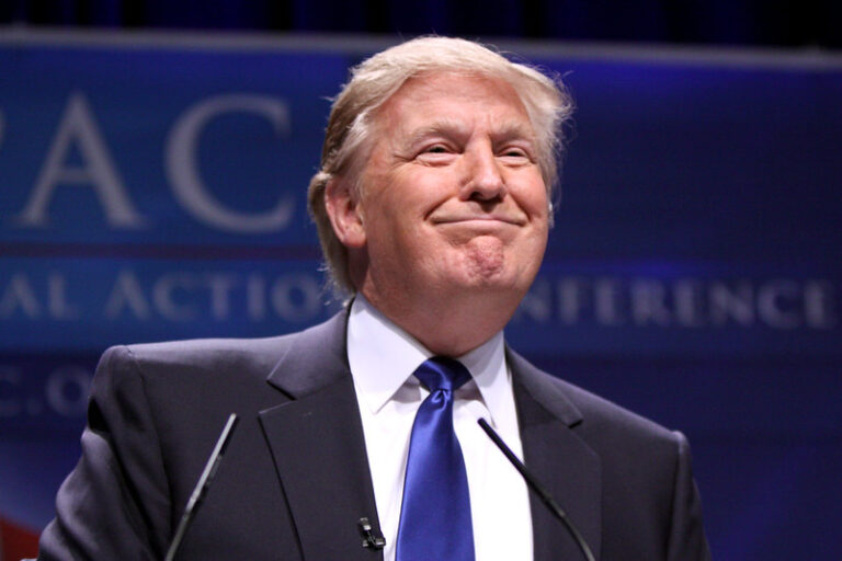 Trump ogłasza stan wyjątkowy na granicy, znosi prawo ziemi i ułaskawia skazanych za atak na Kapitol