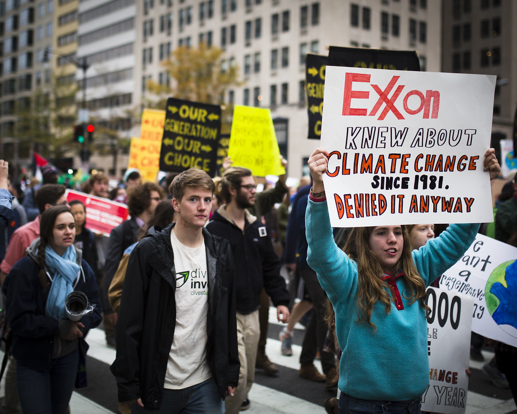 "Exxon wiedział o zmianach klimatu od 1981, a i tak im zaprzeczał". Źródło Flickr
