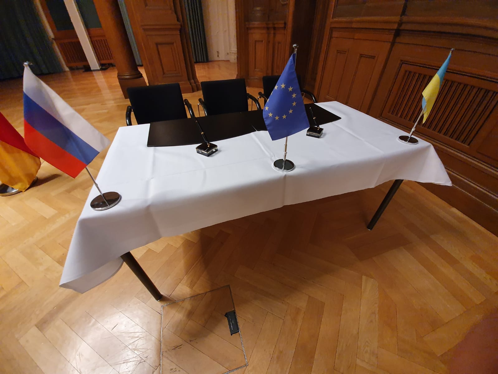 Pusty stół do podpisania nowej umowy gazowej. Fot. Wojciech Jakóbik/BiznesAlert.pl