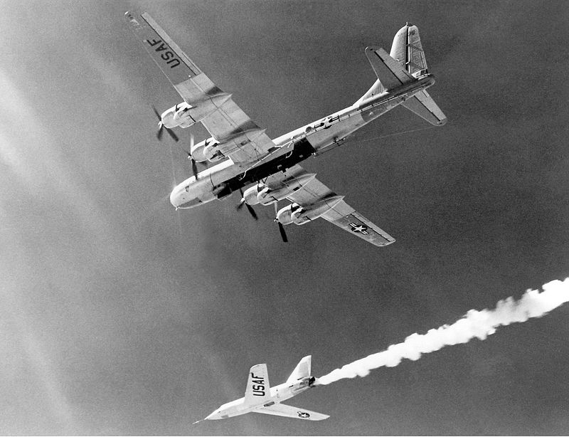 Bombowiec B-50 zrzuca ponaddźwiękowy samolot X-2. Źródło: Wikipedia