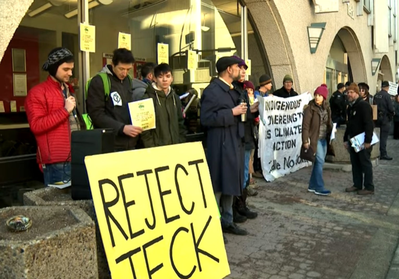 Protest przeciwko Teck Frontier. Źródło: YouTube/Global News/BiznesAlert.pl