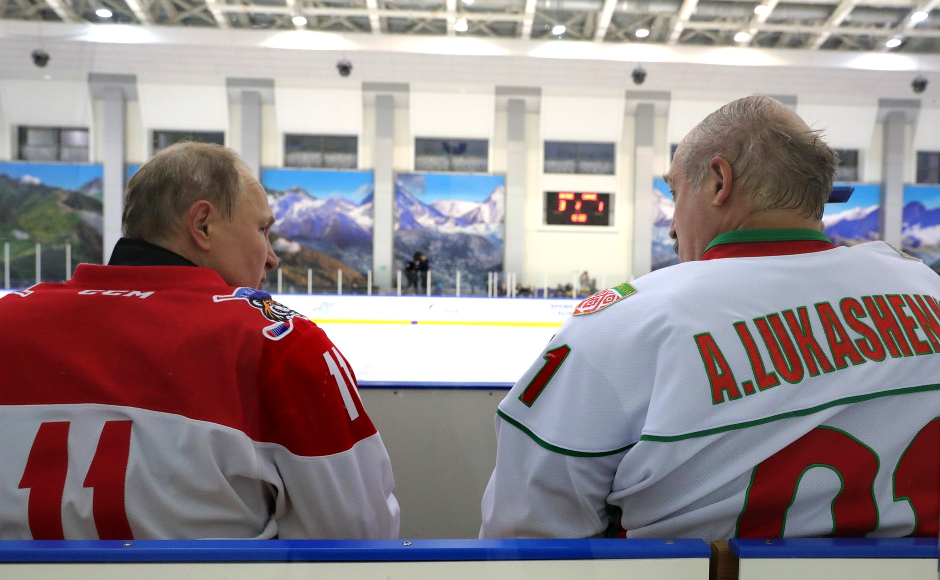 Aleksandr Łukaszenka i Władimir Putin na meczu hokeja. Fot. Kremlin.ru