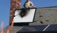 Spalony panel słoneczny usuwany z domu amerykańskiego obywatela fot. David Burek/Bloomberg