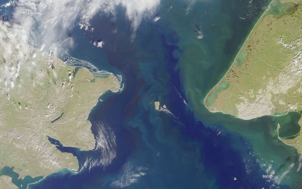 Cieśnina Beringa i Wyspy Diomedesa widziane z kosmosu. Źródło: NASA