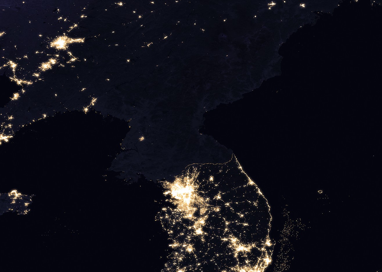 Korea Północna w nocy widziana z kosmosu. Źródło: Wikipedia