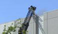 Strażacy gaszący pożar paneli na dachu budynku należącego do Amazon