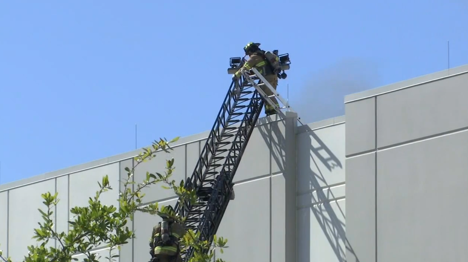 Strażacy gaszący pożar paneli na dachu budynku należącego do Amazon