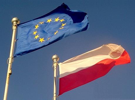 Flaga Polski i Unii Europejskiej. Źródło: Wikicommons