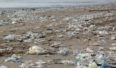 Plastikowe śmieci na plaży. Źródło: PXfuel
