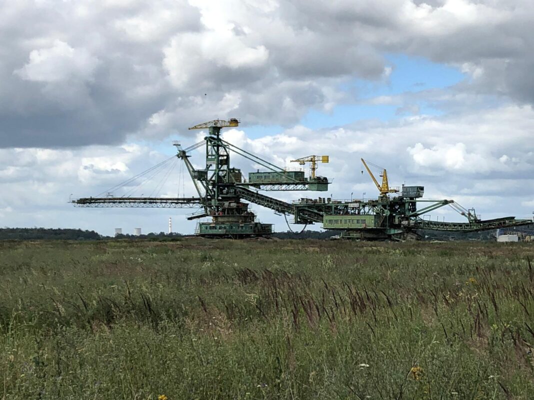 Zwałowarka (węgiel brunatny) na terenie Farmy Wiatrowej Przykona, Energa, Bartłomiej Sawicki/BiznesAlert.pl