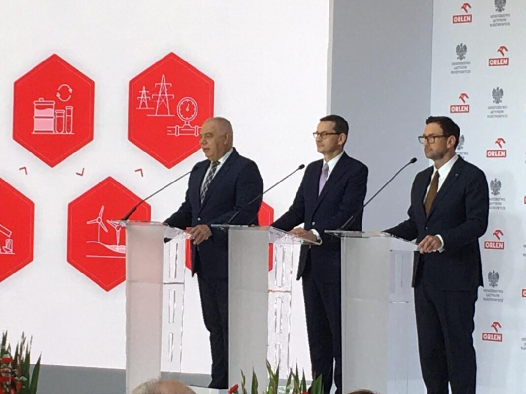 Premier Mariusz Morawiecki, minister aktywów państwowych Jacek Sasin i prezes PKN Orlen Daniel Obajtek. Fot. Mariusz Marszałkowski