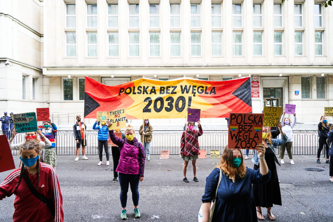 Protest młodzieży pod siedzibą Ministerstwa Aktywów Państwowych. Fot. Max Zieliński