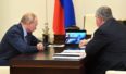 Władimir Putin, Igor Sieczin i flaszka ropy. Fot. Kremlin.ru