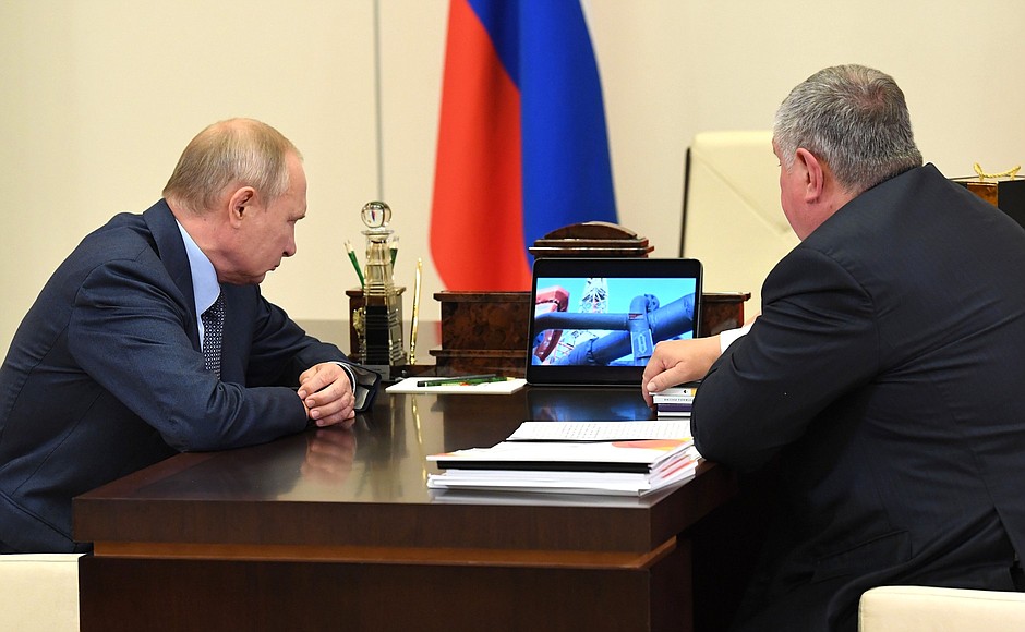 Władimir Putin, Igor Sieczin i flaszka ropy. Fot. Kremlin.ru