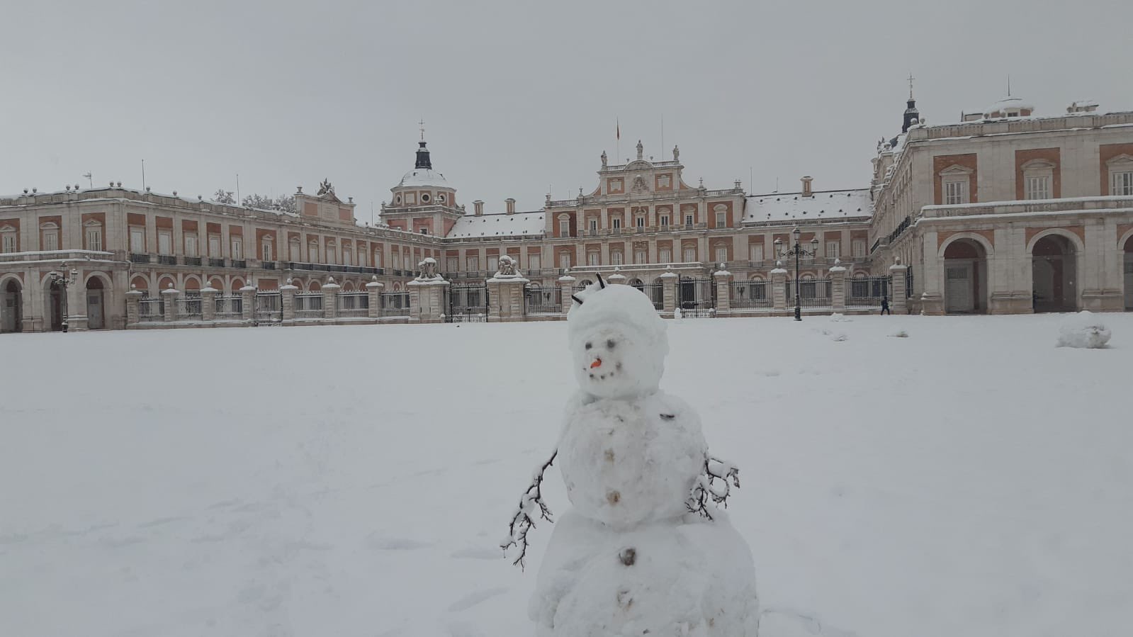 Jedna z oficjalnych królewskich rezydencji hiszpańskiej monarchii w Aranjuez w prowincji Madryt pod śniegiem. Fot.: Patrimonio Nacional @PatrimNacional/Twitter/Profil królewskich rezydencji hiszpańskiej monarchii.