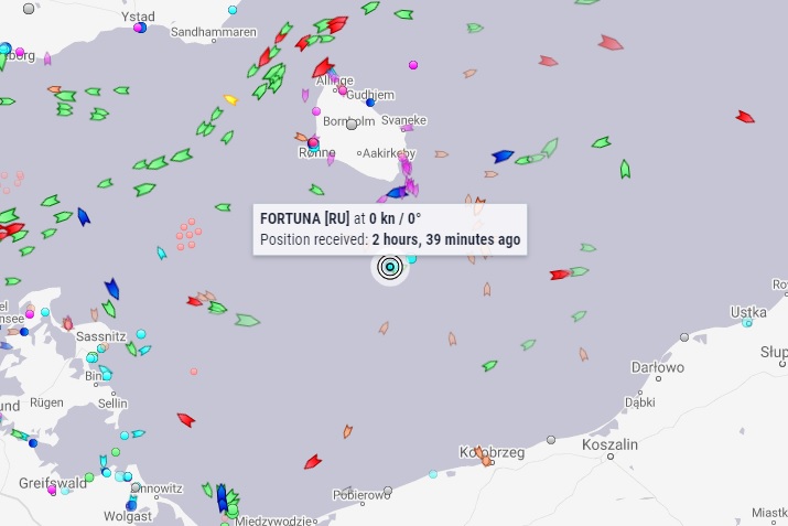 Lokalizacja barki Fortuna mającej budować Nord Stream 2 na wodach duńskich z 25 stycznia o świcie czasu polskiego. Fot. MarineTraffic.com