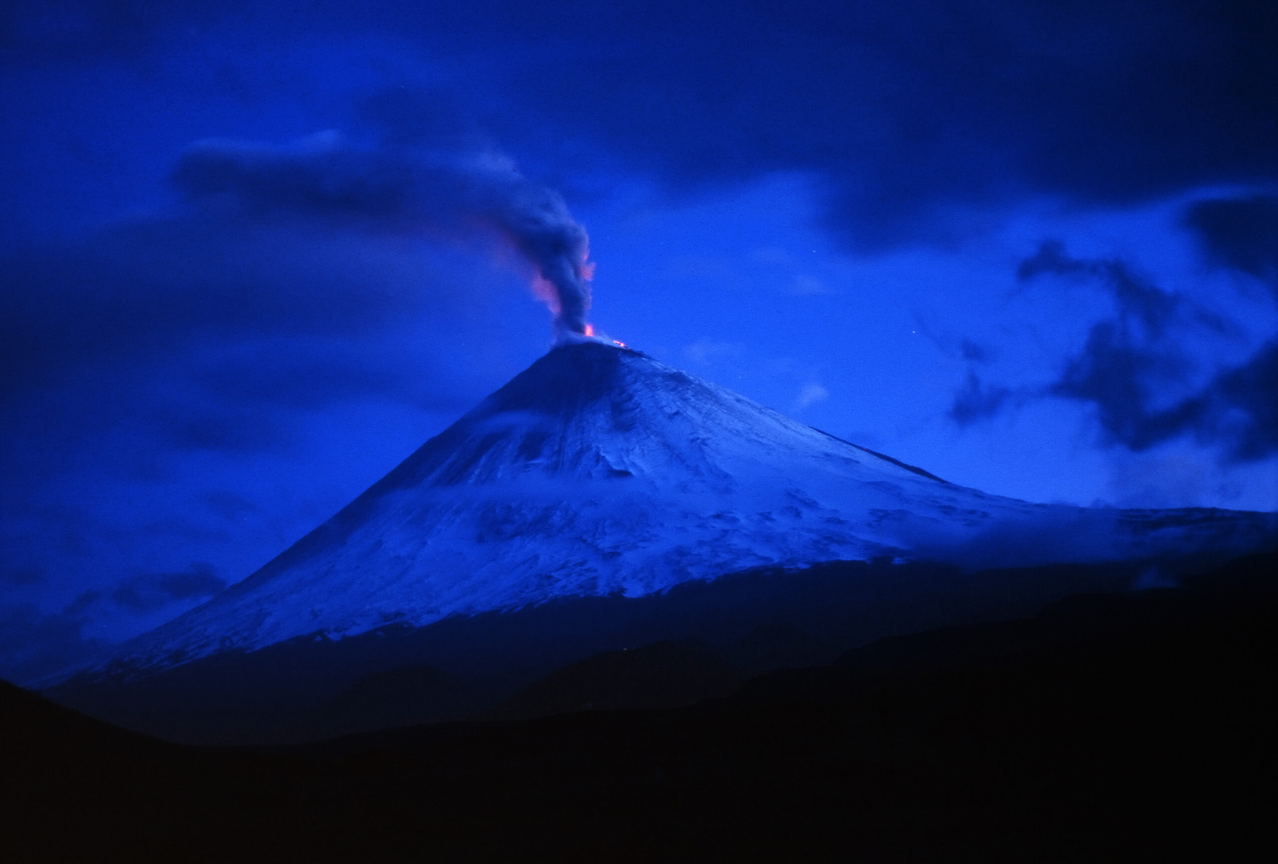 Erupcja wulkanu na Kamczatce. Źródło Wikicommons