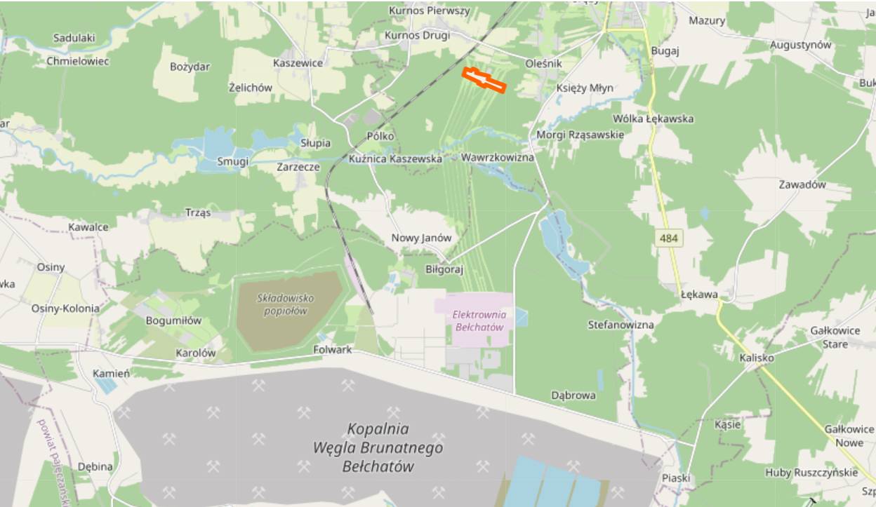 Mapa pokazująca ulokowanie stacji Rogowiec (Na pomarańczowo), a elektrownie Bełchatów. Zrzut ekranu: openstreetmap.org