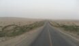 Droga wiodąca przez pustynię Takla Makan. Źródło Wikipedia