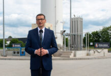 Premier Mateusz Morawiecki podczas wizyty na stacji regazyfikacji LNG Polskiej Spółki Gazownictwa w Tychowie. Fot. Polska Spółka Gazownictwa