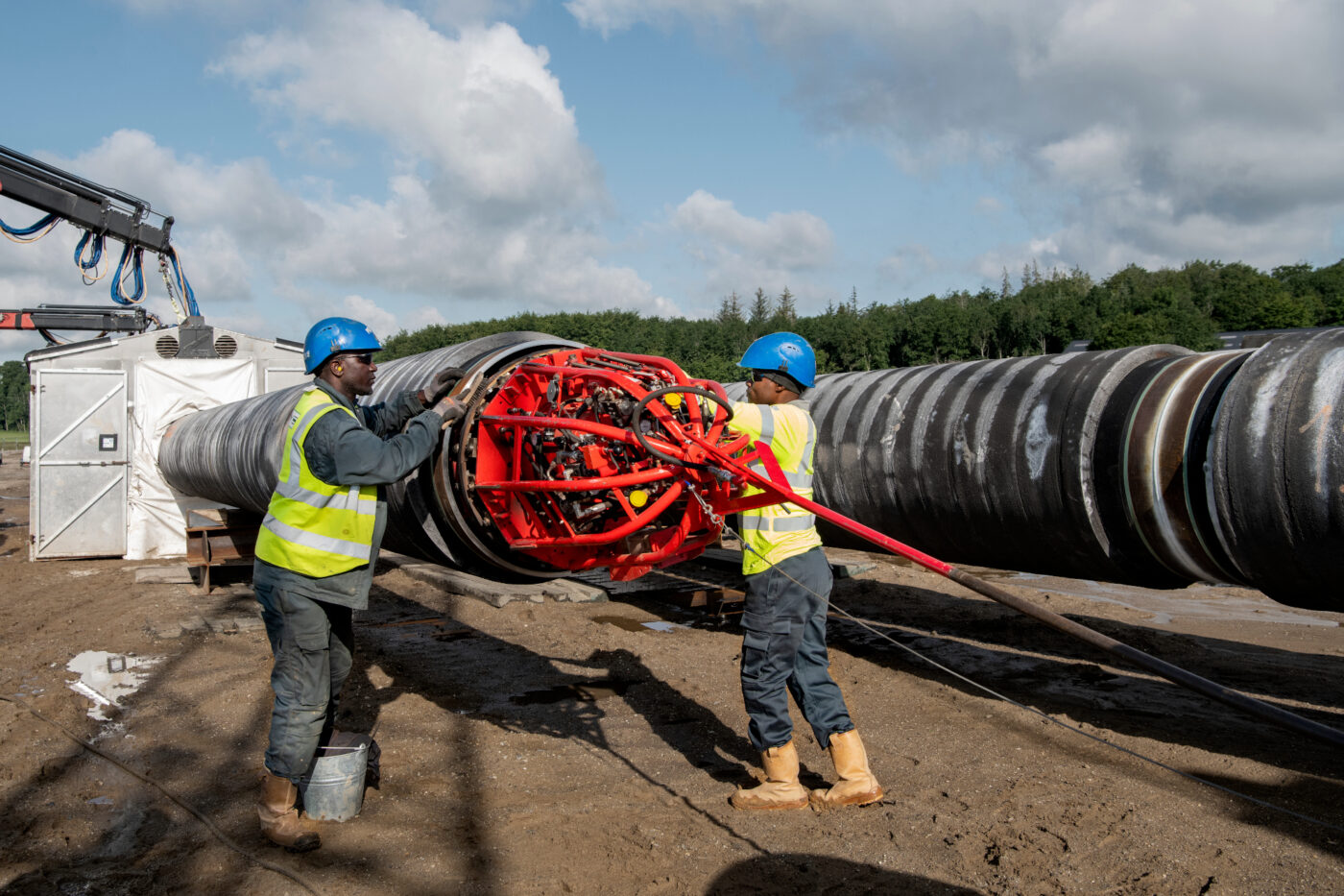 Rury projektu Baltic Pipe w Danii zostały zespawane, a następnie przeciągnięte przez Mały Bełt w Danii, pomiędzy Jutlandią i Fionią. Zdjęcie: Energinet/Maria Tuxen Heddegard