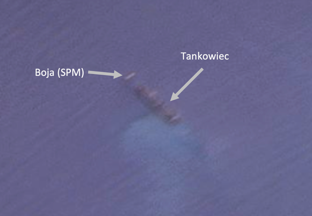 Tankowiec pobiera ropę z węża przy boi (SPM)  Źródło fotografii: Planet Labs