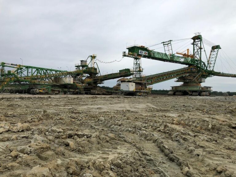 Greenpeace włamał się do Kopalni Turów i wstrzymał jej pracę. To koszty i zagrożenie dla górników