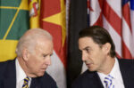 Joe Biden (L) i Amos Hochstein (P). Fot. Getty Images