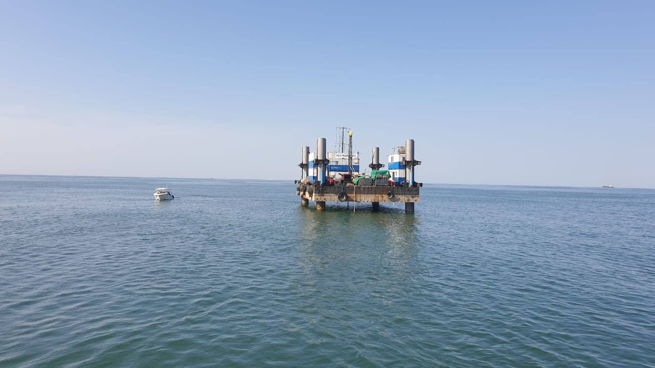 Platforma poszukująca wodę na Morzu Azowskim fot. Rogeologia