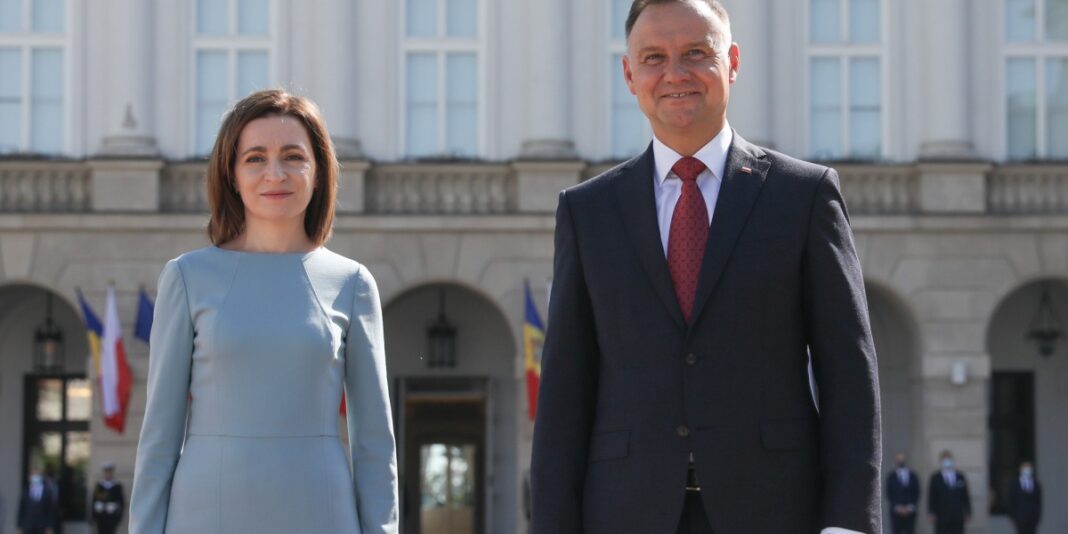 Prezydent Polski Andrzej Duda po spotkaniu z goszczącą w Polsce Prezydent Mołdawii Maią Sandu. Fot. Twitter/prezydentpl.