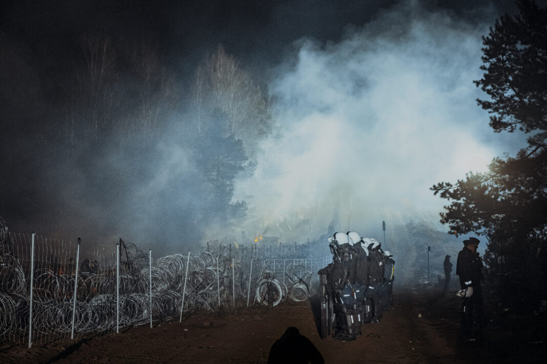 Przejście graniczne Kuźnica. Kryzys migracyjny przy pasie granicznym między Polską a Białorusią. Fot. Bartek Syta.