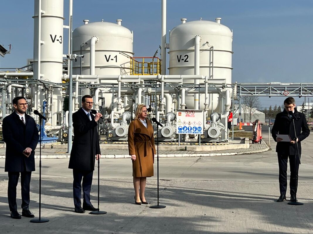 Premier RP Mateusz Morawiecki, minister klimatu i środowiska Anna Moskwa oraz prezes PKN Orlen Daniel Obajtek. Fot. Mariusz Marszałkowski.