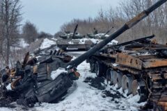 Zniszczone i porzucone czołgi T80BW pod Charkowem. Fot. Twitter.