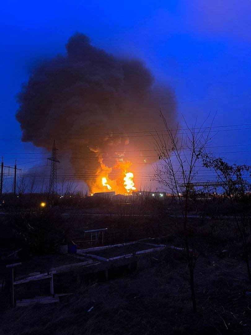 Baza paliw w Biełgorodzie płonie. Fot. Twitter.