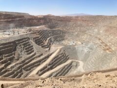Szyb kopalni odkrywkowej Sierra Gorda w Chile. Fot. Jędrzej Stachura