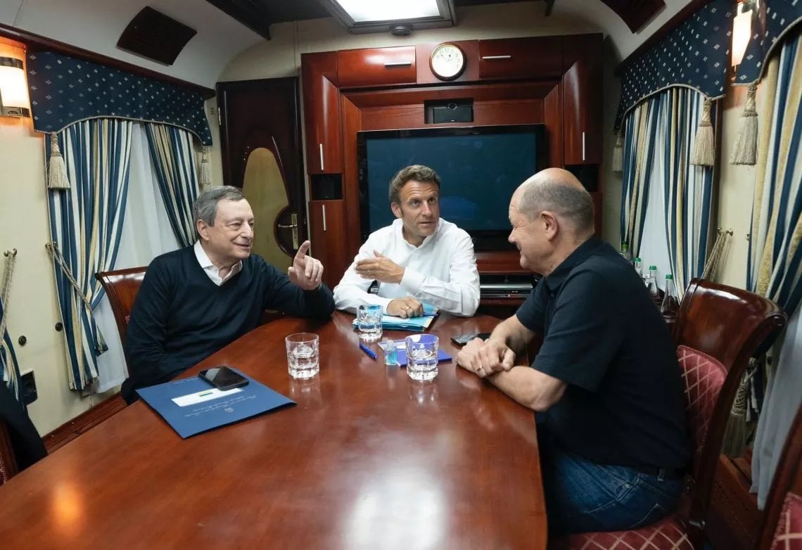 Przywódcy Francji, Włoch i Niemiec w pociągu do Kijowa. Fot. Twitter.