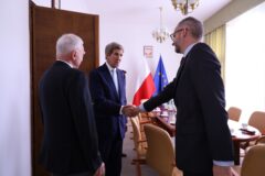 John Kerry, Piotr Naimski i Adam Guibourge-Czetwertyński. Fot. Ministerstwo klimatu i środowiska.