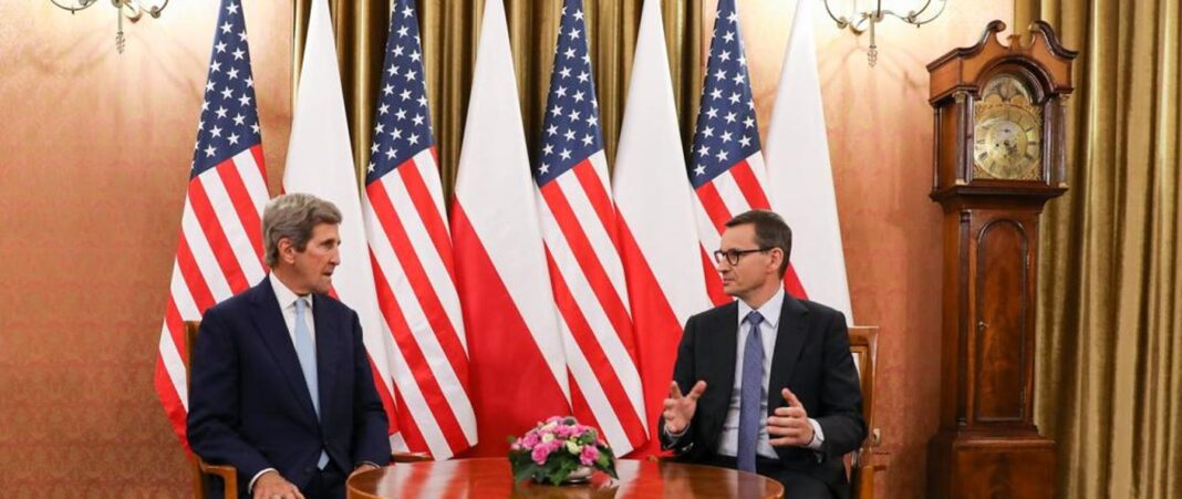 Mateusz Morawiecki i John Kerry. Fot. Kancelaria Premiera.