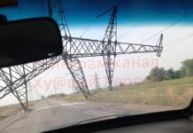 Wywrócony pylon z Elektrowni Zaporoże na Krym. Fot. Energoatom/Twitter.