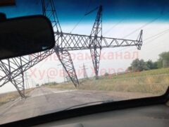 Wywrócony pylon z Elektrowni Zaporoże na Krym. Fot. Energoatom/Twitter.