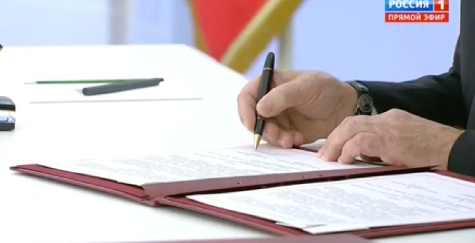Podpis Putina pod dekretem o wcieleniu terenów okupowanych Ukrainy do Rosji. Fot. Pierwszy Kanał Telewizji Rosyjskiej.