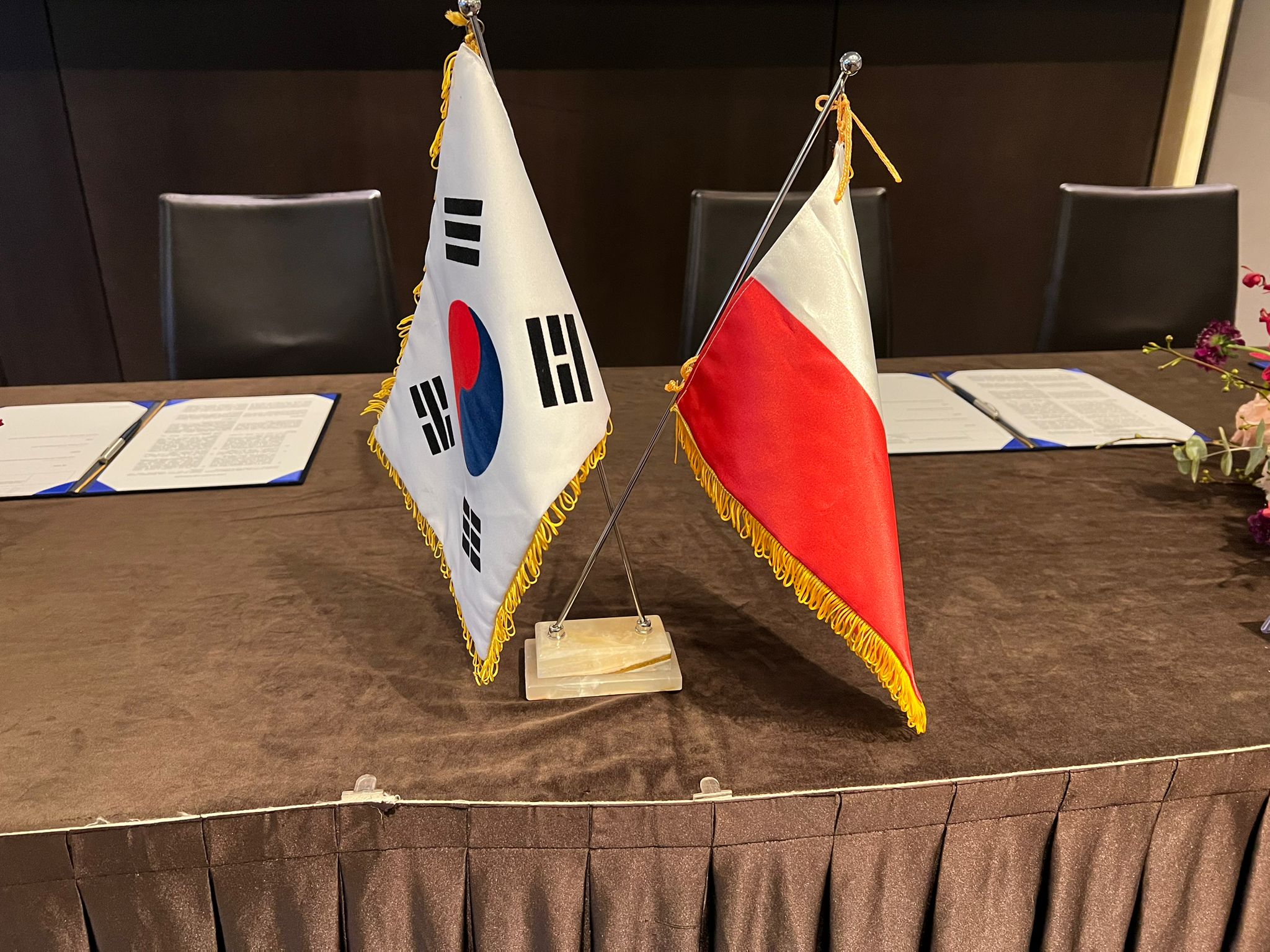 Flagi Polski i Korei w Seulu. Fot. Wojciech Jakóbik.