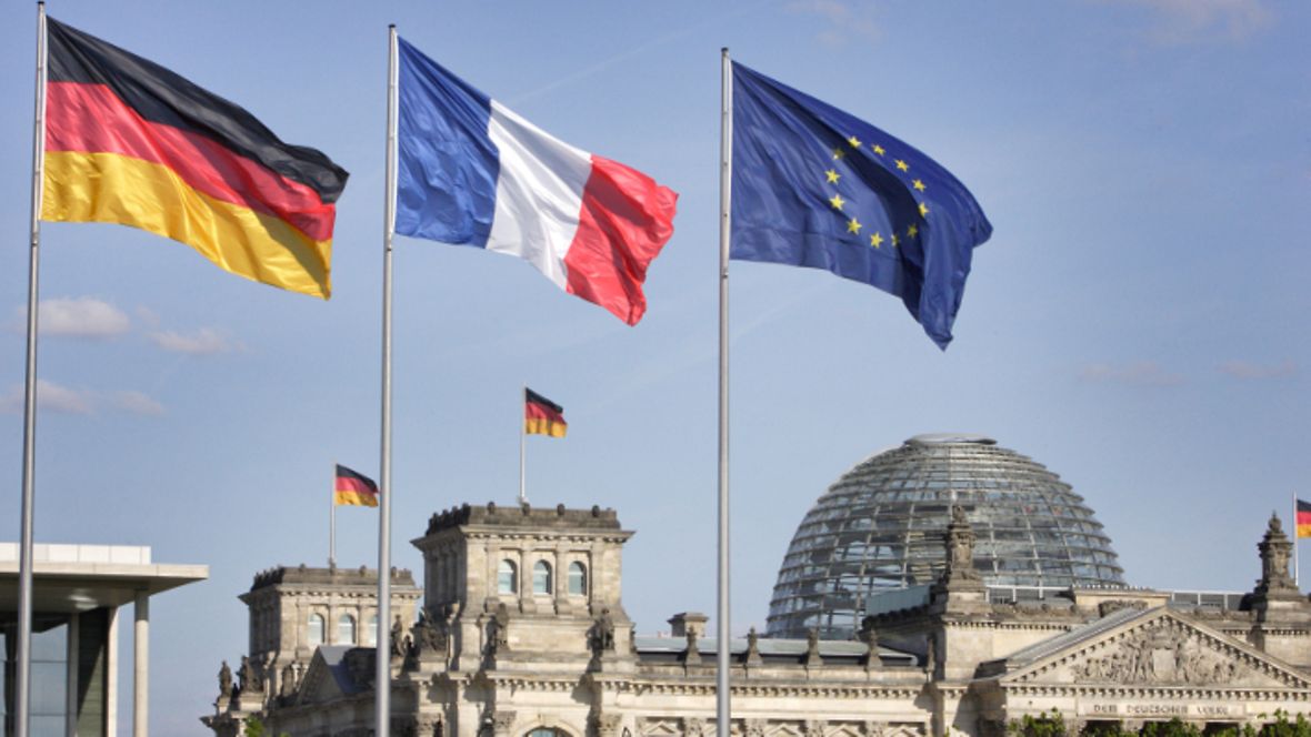 Flagi Francji i Niemiec na Bundestagu. Fot. MSZ Niemiec.