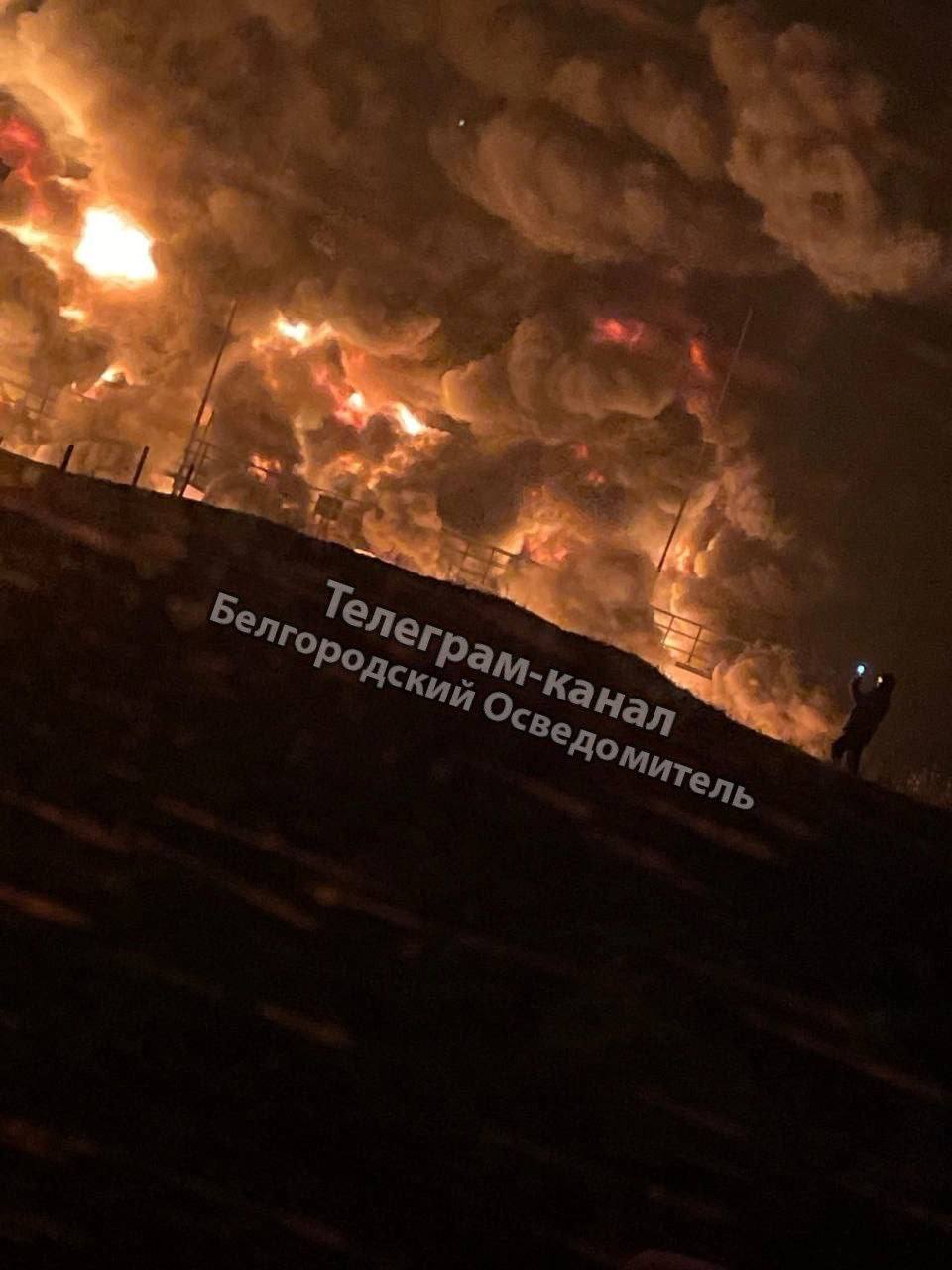 Pożar zbiornika w bazie paliwowej pod Biełgorodem. Fot. Telegram.