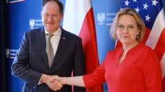 Rozmowy Polska-USA o atomie. Na zdjęciu są minister klimatu i środowiska Anna Moskwa oraz ambasador USA Mark Brzeziński. Fot. MKiS.
