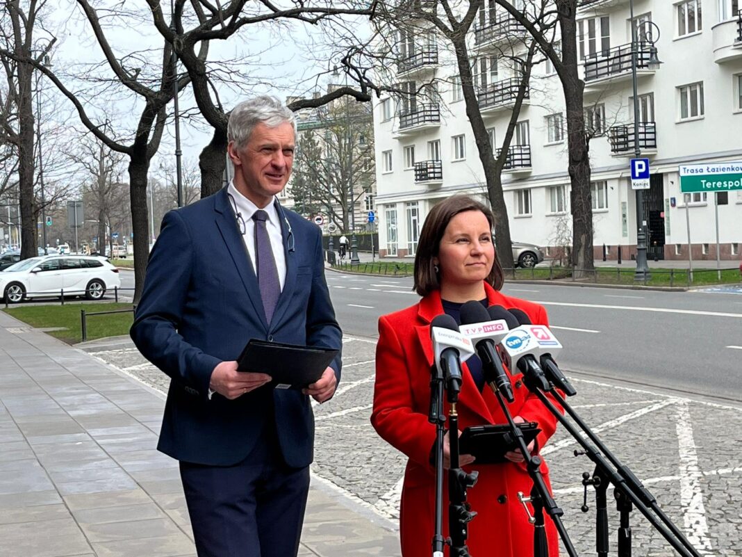 Urszula Zielińska i Paweł Poncyliusz pod ministerstwem spraw zagranicznych. Fot. Jędrzej Stachura