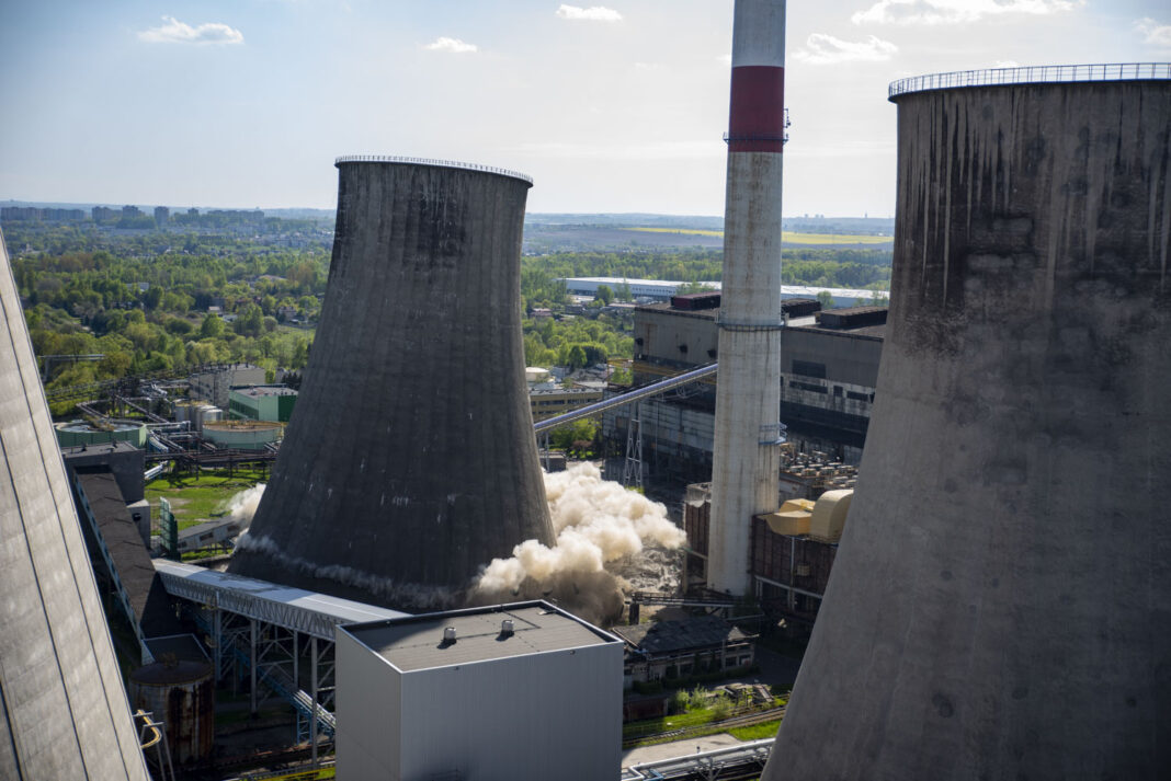 Elektrownia Łagisza: wyburzanie chłodni. Fot. Tauron.