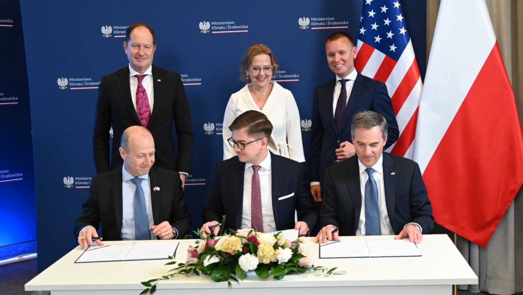 Podpisanie umowy o zasadach współpracy PEJ Bechtel Westinghouse. Fot. Ministerstwo klimatu i środowiska.